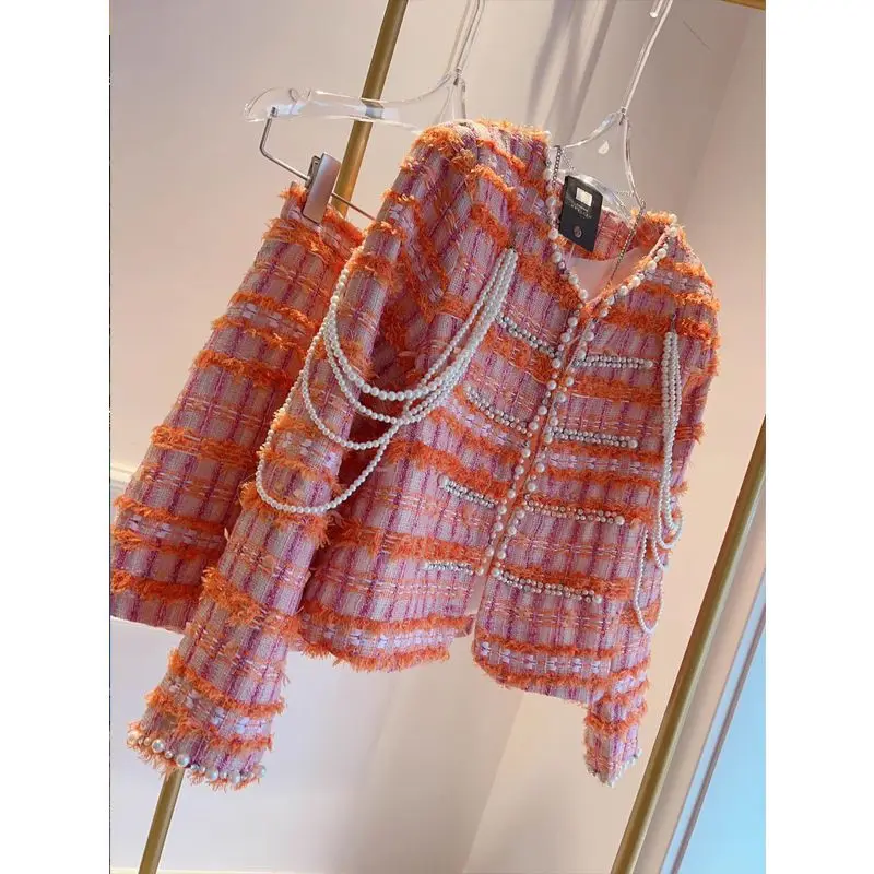 طقم بدلة تويد فاخر للسيدات أنيق بسلسلة من اللؤلؤ سترة قصيرة مطرزة + تنورة صغيرة نحيفة منقوشة مكونة من قطعتين