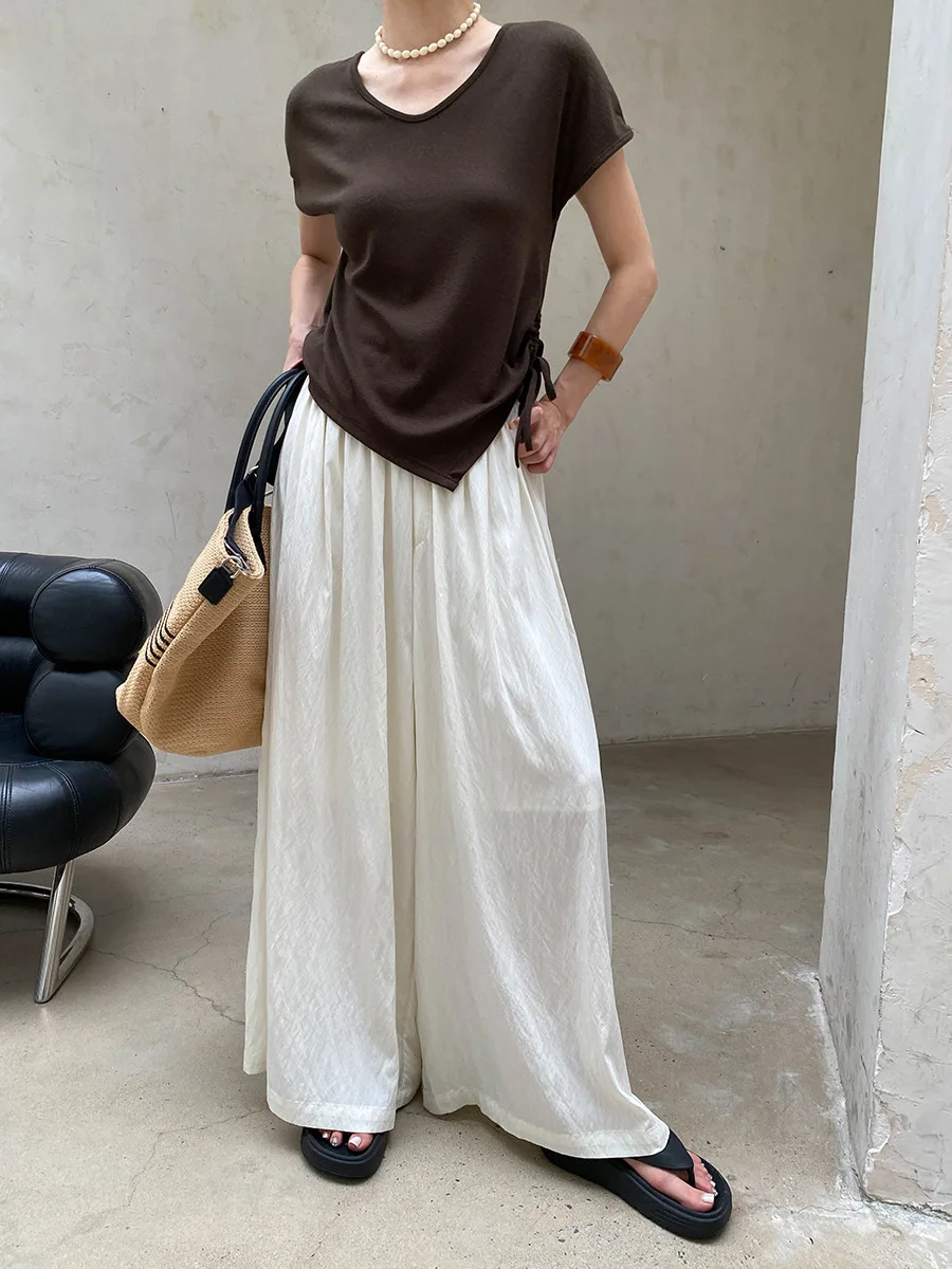 Sommerliches Damen-T-Shirt in unregelmäßiger Farbe mit unregelmäßigem Saum, Kordelzug, V-Ausschnitt und schlankmachendem Effekt, kurzärmelig. – Detail 18