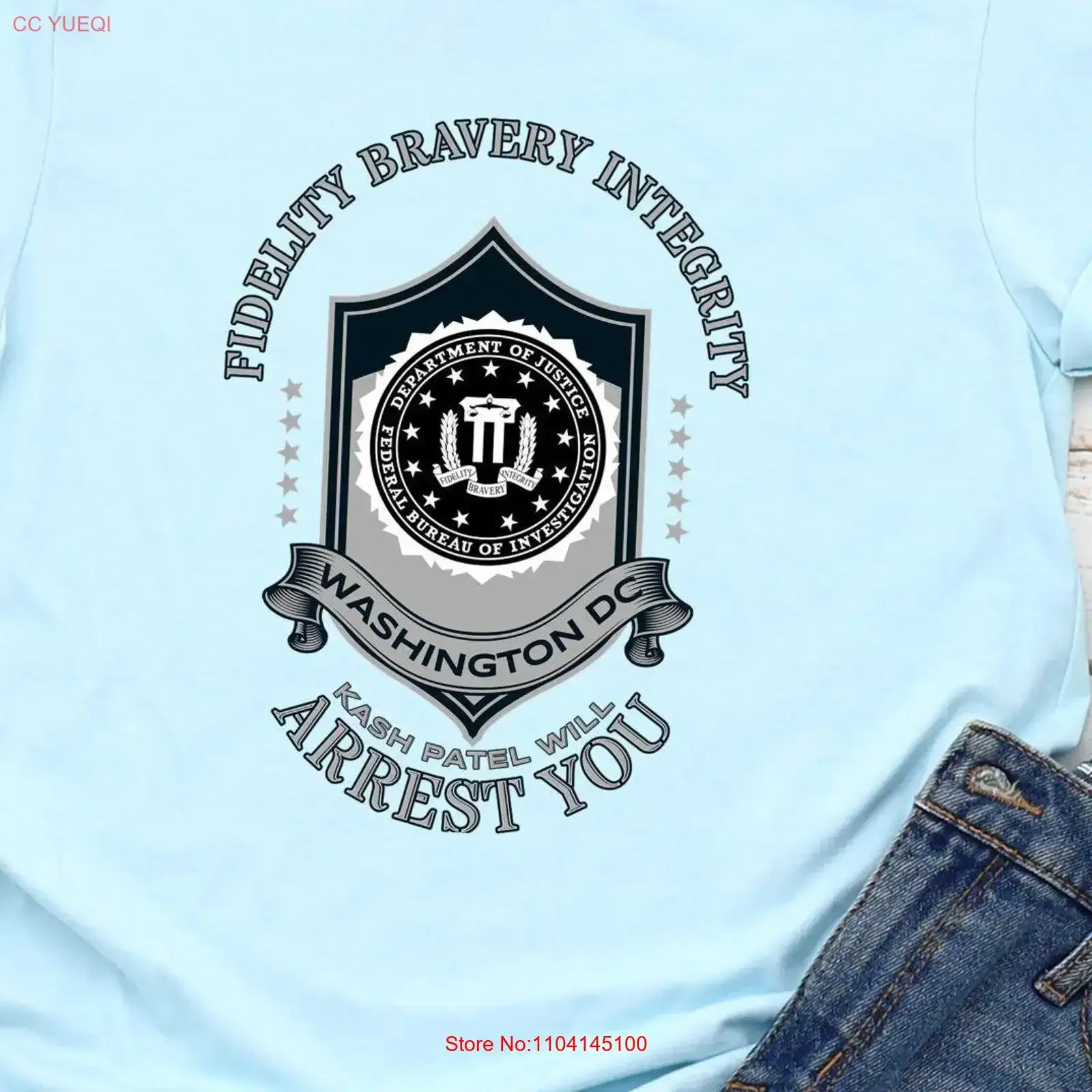 

Футболка, посвященная назначению Каша Пателя на должность руководителя ФБР, с надписью «Аресты скоро начнутся: преступники не смогут скрыться», винтажная, с эффектом потертости.