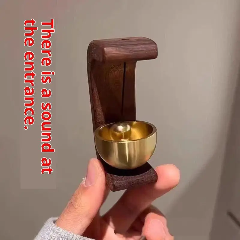 Magnetischer Holztürklingel mit Messingglocke und natürlichem Holzrahmen als Eingangsalarm und Erinnerung – Detail 6