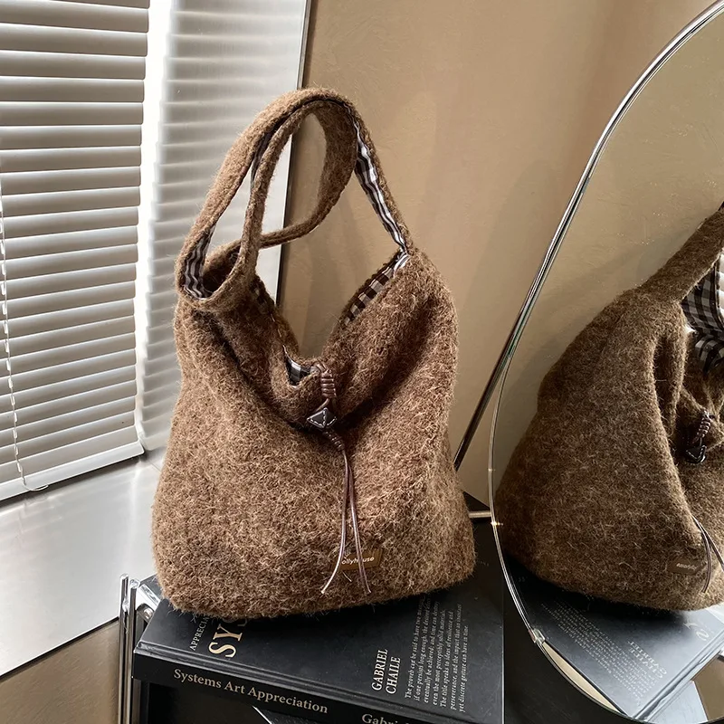 

Casual and Relaxed Large-Capacity Woolen Shoulder Bag for Women Fashionable Commuting Versatile Tote Shoulder Bag