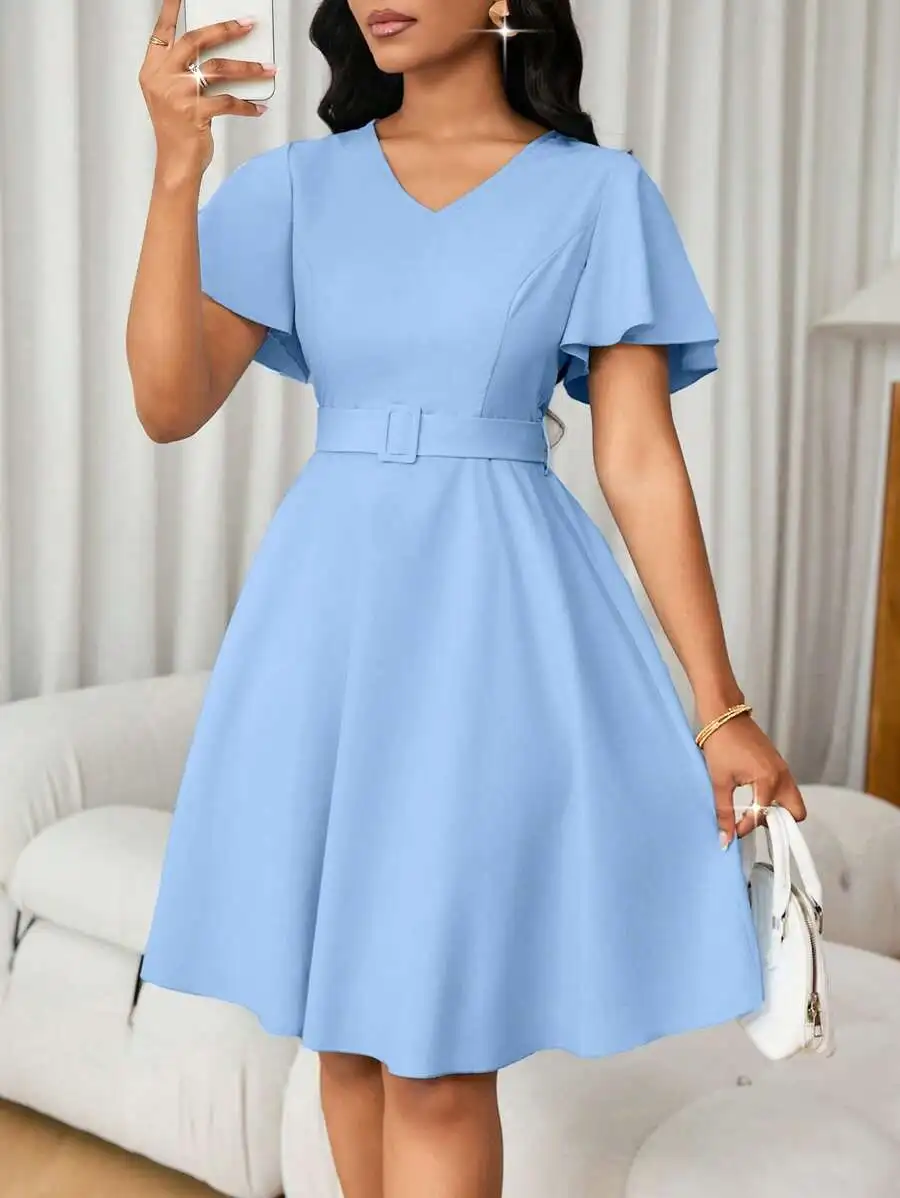 

Элегантное светло-голубое платье А-силуэта с V-образным вырезом, поясом на талии и рукавами-воланами