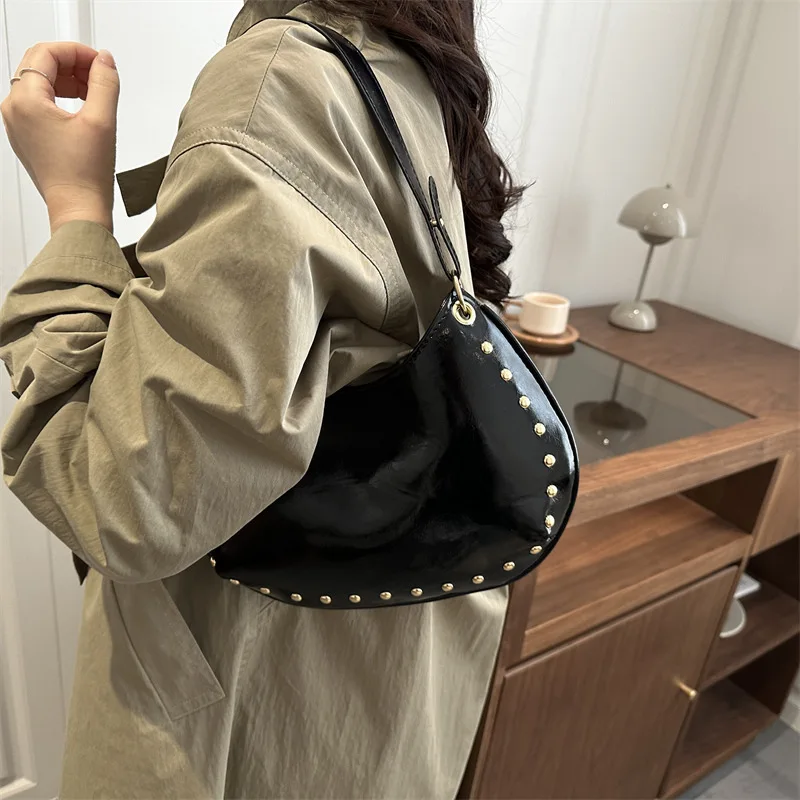 

2026 New Korean Style Retro Studded Handbag/Underarm Bag, Large Capacity, Casual Bucket Bag
