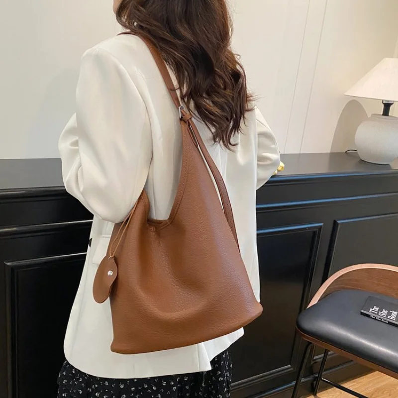

Luxury Brand Ladies Tote Bag With Trendy Design Details And Popular Classic Elegant Look Perfect For Daily Commute​