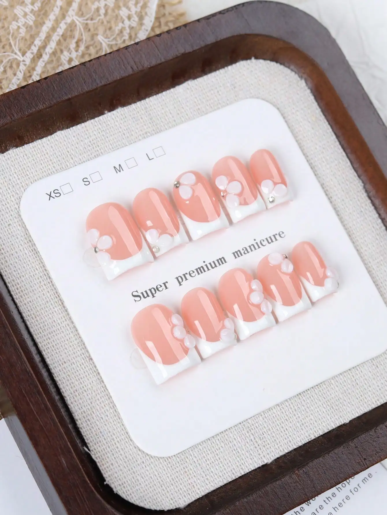 10-Piece Set of Short Square-Shaped Handmade Nails, Gentle Nude Pink French Style, with 3D Petals and Pearl Decorations, Full Nail Coverage False Nails; Suitable for Daily Commuting, Dating, Parties, Exquisite and Elegant Manicure, Suitable for Women and Girls