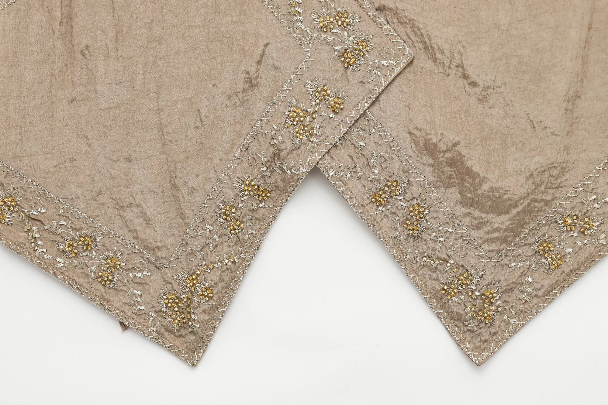 เสื้อผ้าสตรี 2025 ใหม่ยุโรปและสไตล์อเมริกัน Camisole V คอตัดกัน bBead ปักด้านบน