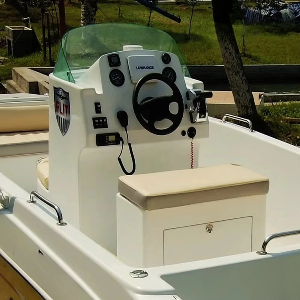 Barcos de pesca pequenos e de alta qualidade com motores e reboques