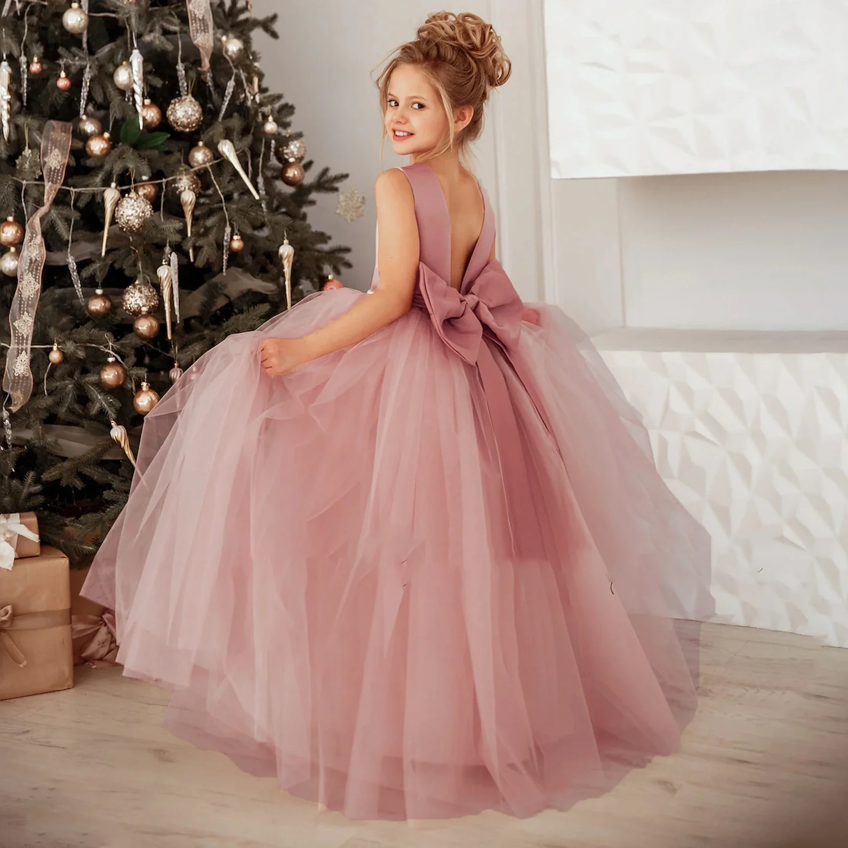 

Girls pink mesh tutu dress with large bow backless flower girl dress suitable for weddings, Christmas and birthday parties