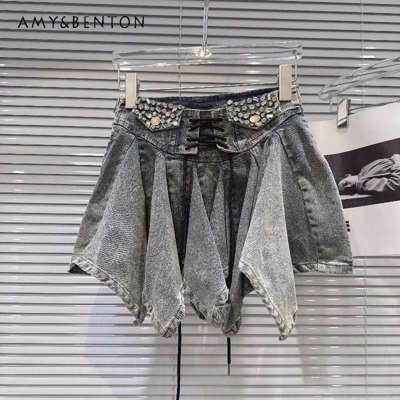 

Женская одежда в стиле ретро для индустриального стиля: Новинка лета 2026 – крутые и дерзкие джинсовые мини-юбки А-силуэта со стразами и завязками