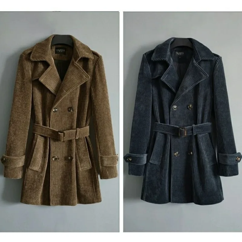 Un trench retrò in velluto a coste da uomo di media lunghezza primavera autunno nuova giacca doppiopetto trendy e confortevole bestseller per uomo