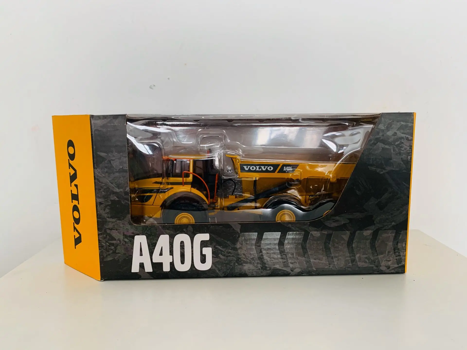 A40G Articulated Hauler Dump Truck 1/50 Scale Diecast Model New in Box