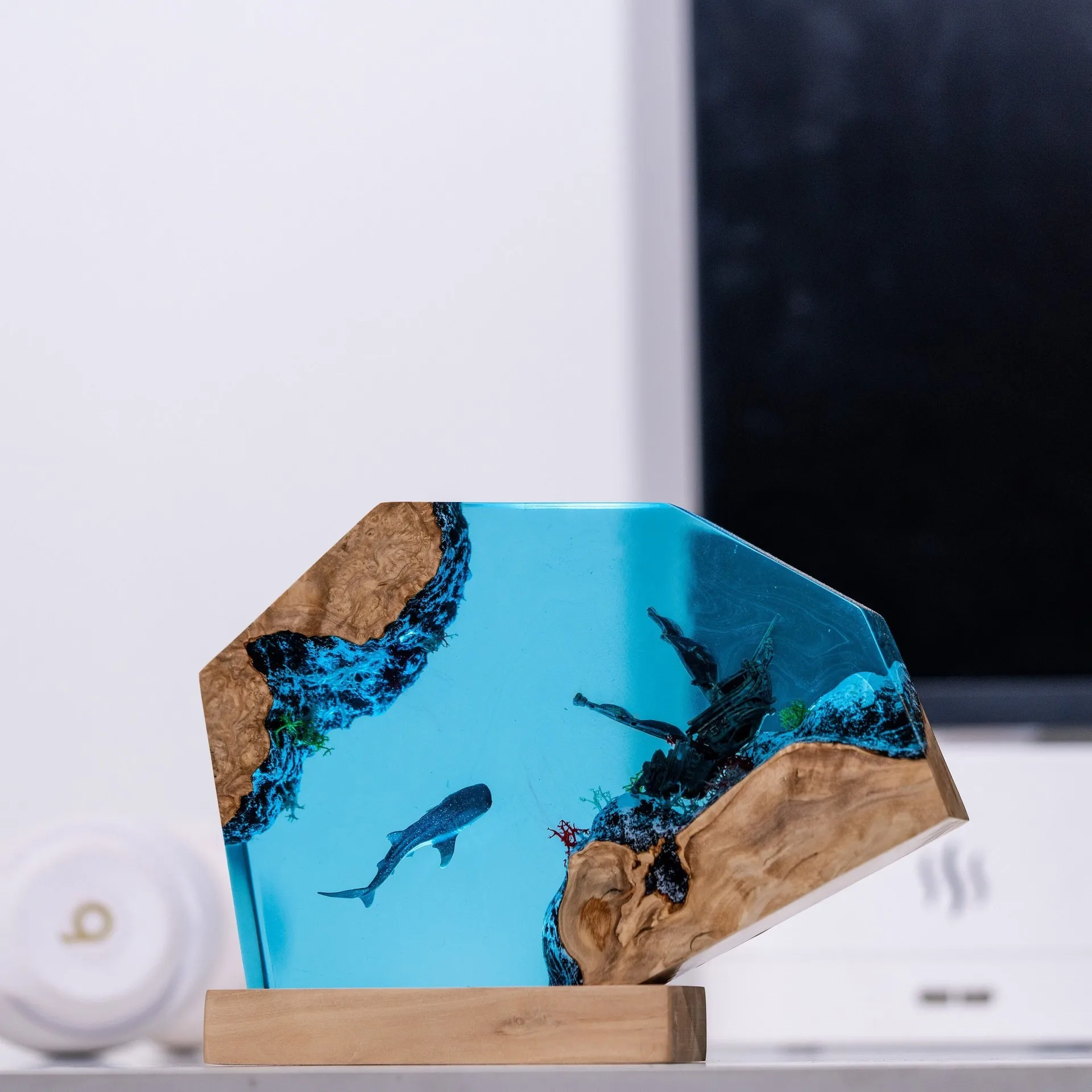 

Creative Sunken Ship and Whale Resin Night Light Crafts Underwater World Home Atmosphere Decoration Holiday Gifts