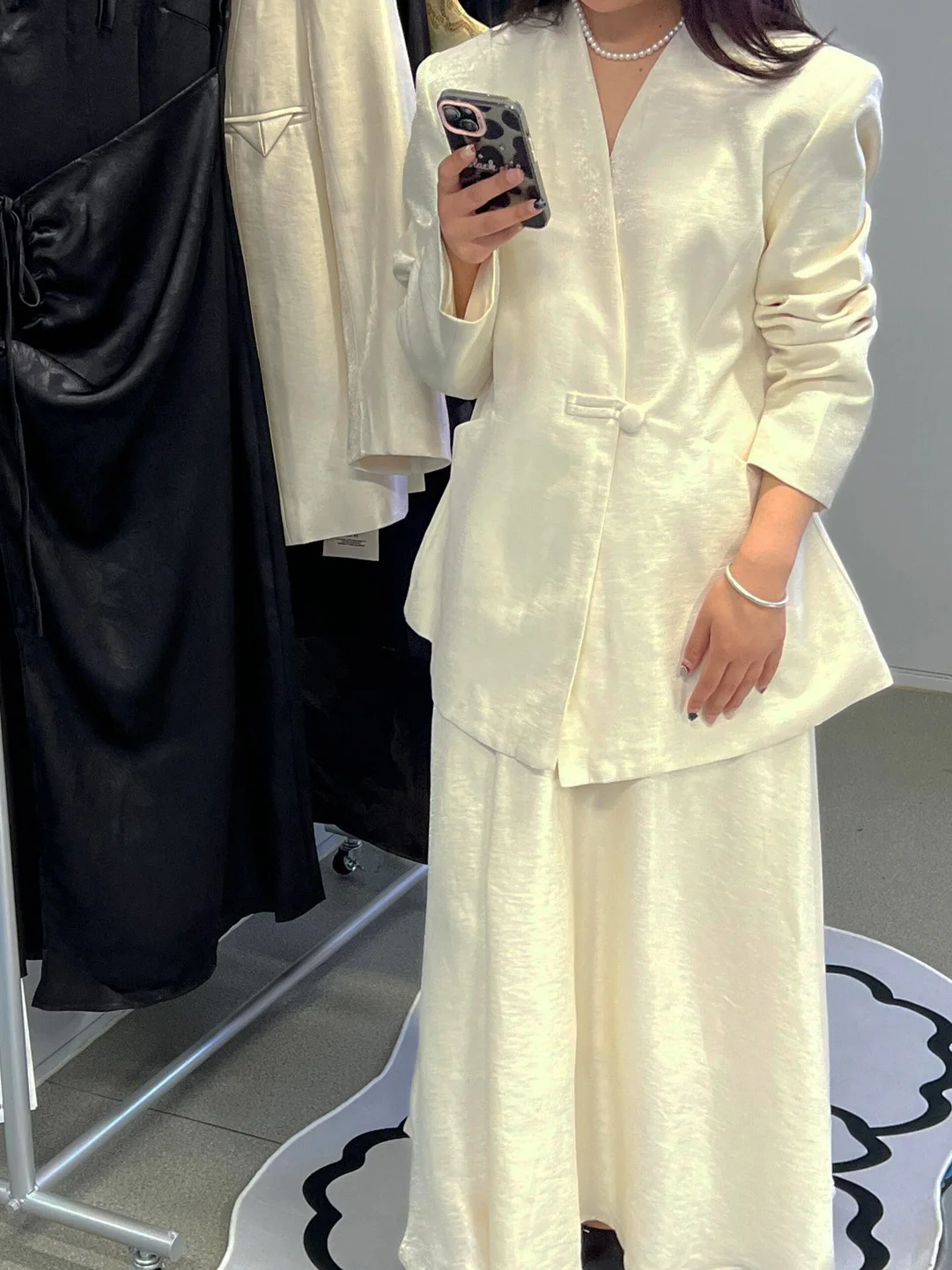 

Модный женский костюм с V-образным вырезом: пиджак и юбка-полусолнце с высокой талией, новый весенний стиль, приталенный крой, длинный рукав, на пуговицах