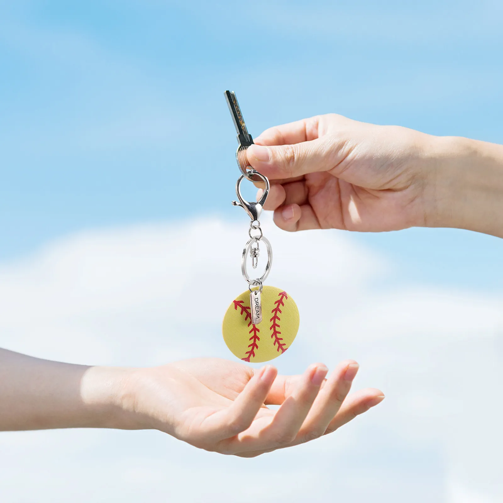 

Набор из 3 брелоков для софтбола: изысканные металлические и деревянные брелоки для игроков, украшение для сумок, сувениры для вечеринок, идея подарка-памятки