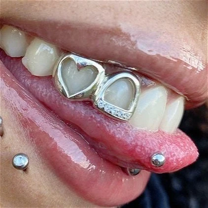 دعامة هيب هوب مطلية عيار 18 قيراط للجنسين - حلي مزدوجة مجوفة لامعة على شكل قلب مرصعة بالزركون رائعة ومتعددة الاستخدامات للأسنان