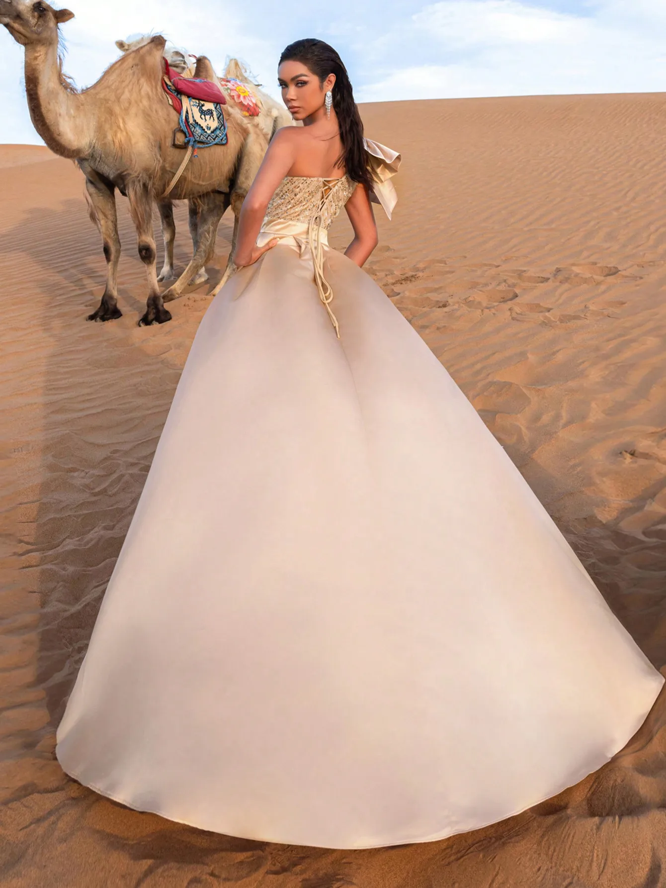 Vestido de festa glamouroso com detalhes em contas de um ombro e saia fluida