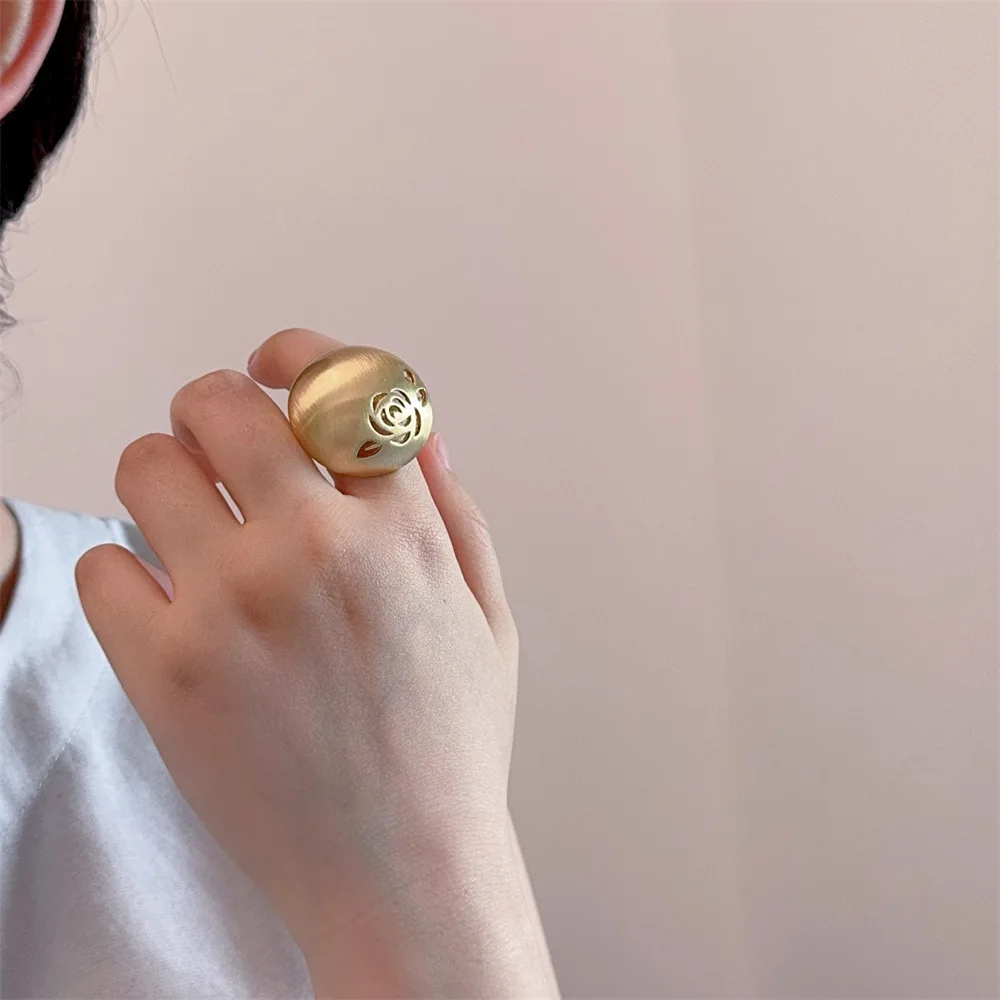 Anillo floral exagerado con diseño hueco para mujer, de metal mate esmerilado de lujo, para el dedo anular, accesorio de joyería de moda.