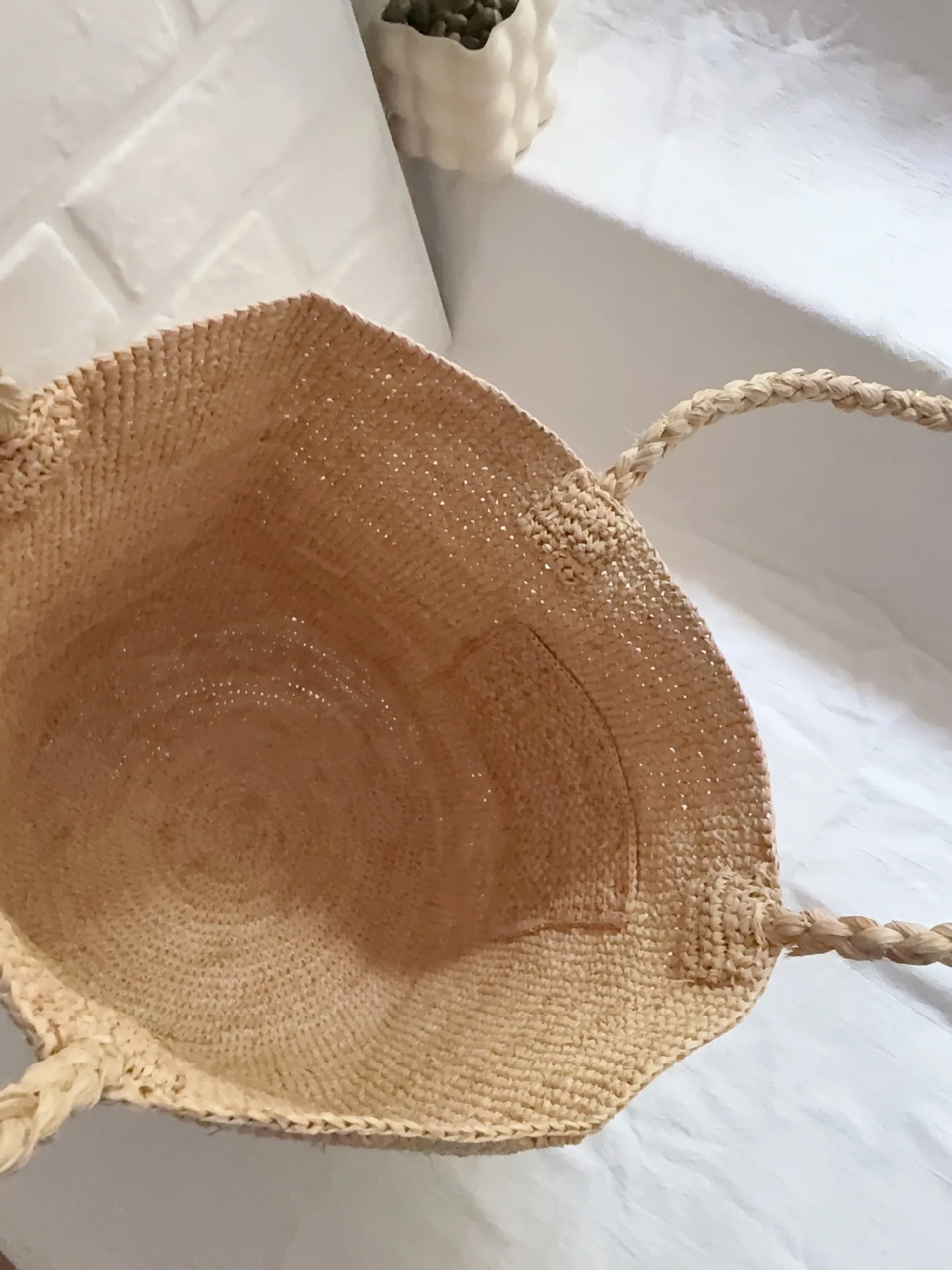fashionable-ladies-laffey-straw-woven-bag-shoulder-handbag-high-end-lightweight-trendy-handcrafted-hollow-out-summer-bag