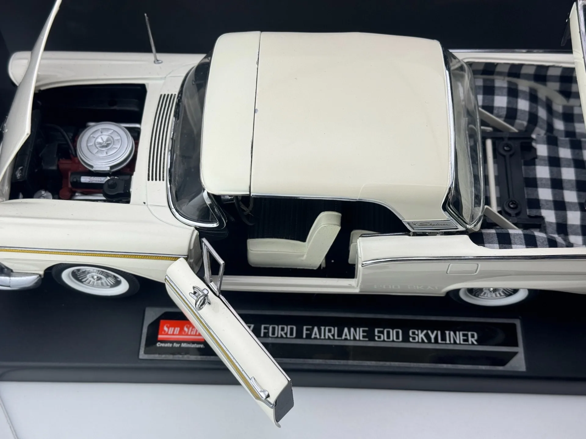 Diecast Sun Star 1/18 Scale 1957 Ford Fairlane 500 Skyliner Canopy