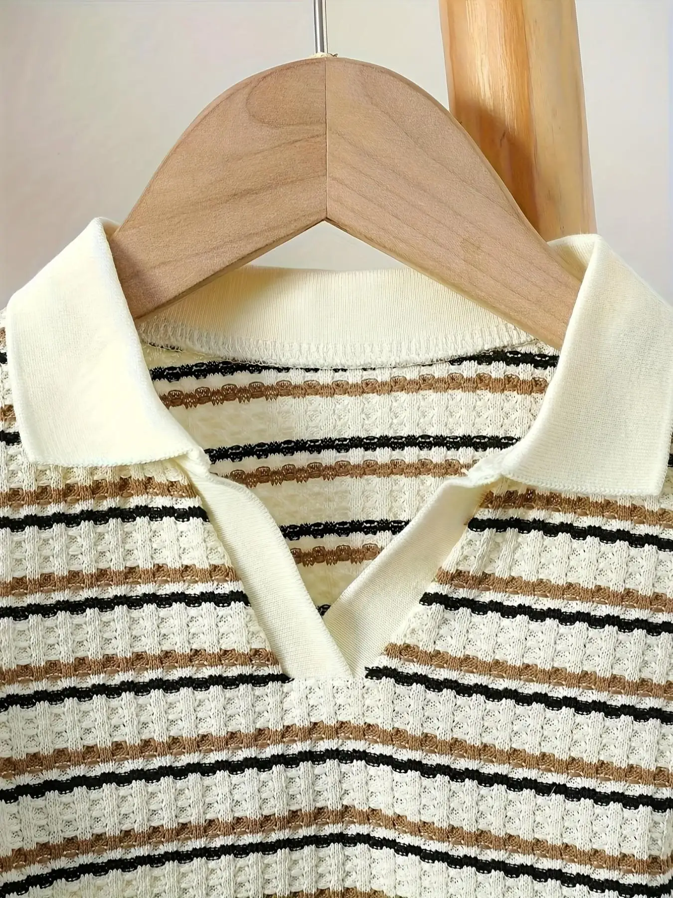 Sommer-Set für Jungen: Gestreiftes V-Ausschnitt-Oberteil mit kurzen Ärmeln und Shorts ohne Gürtel für Outdoor-Spiele und lässige Freizeitkleidung, modisch und bequem. – Detail 5