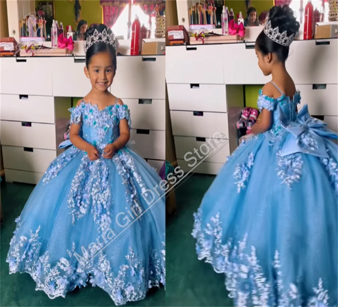 ライトブルーのふわふわフラワーガールドレス 結婚式に適しています 薄いストラップが特徴です レースのアップリケが施されています 子供の誕生日ページェントドレス用