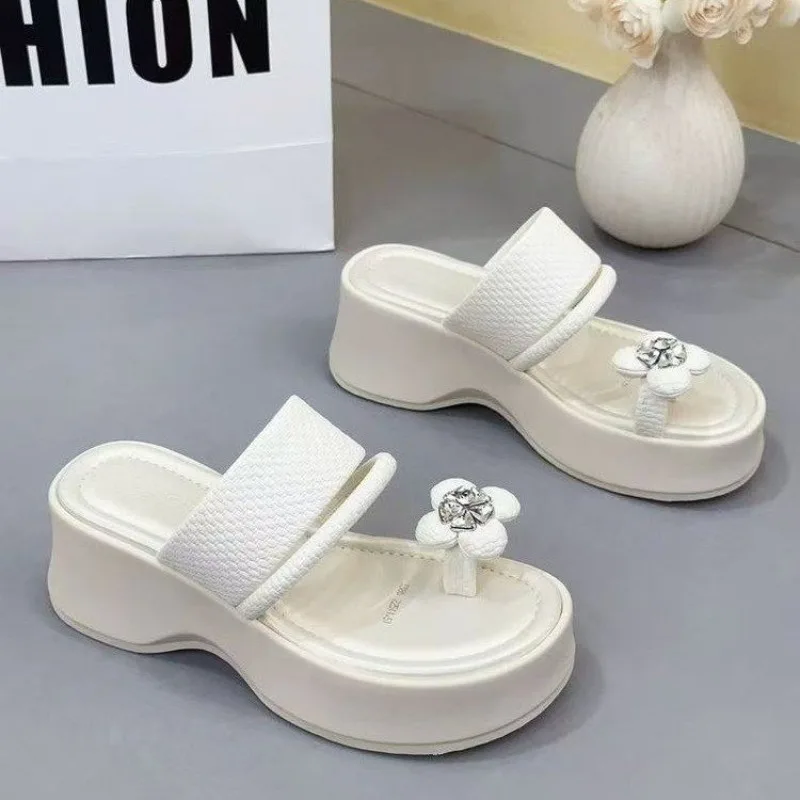 

Женские летние шлепанцы на платформе со стразами, новинка 2026 года, увеличивающие рост, с цветочным декором, маленькие сандалии и тапочки