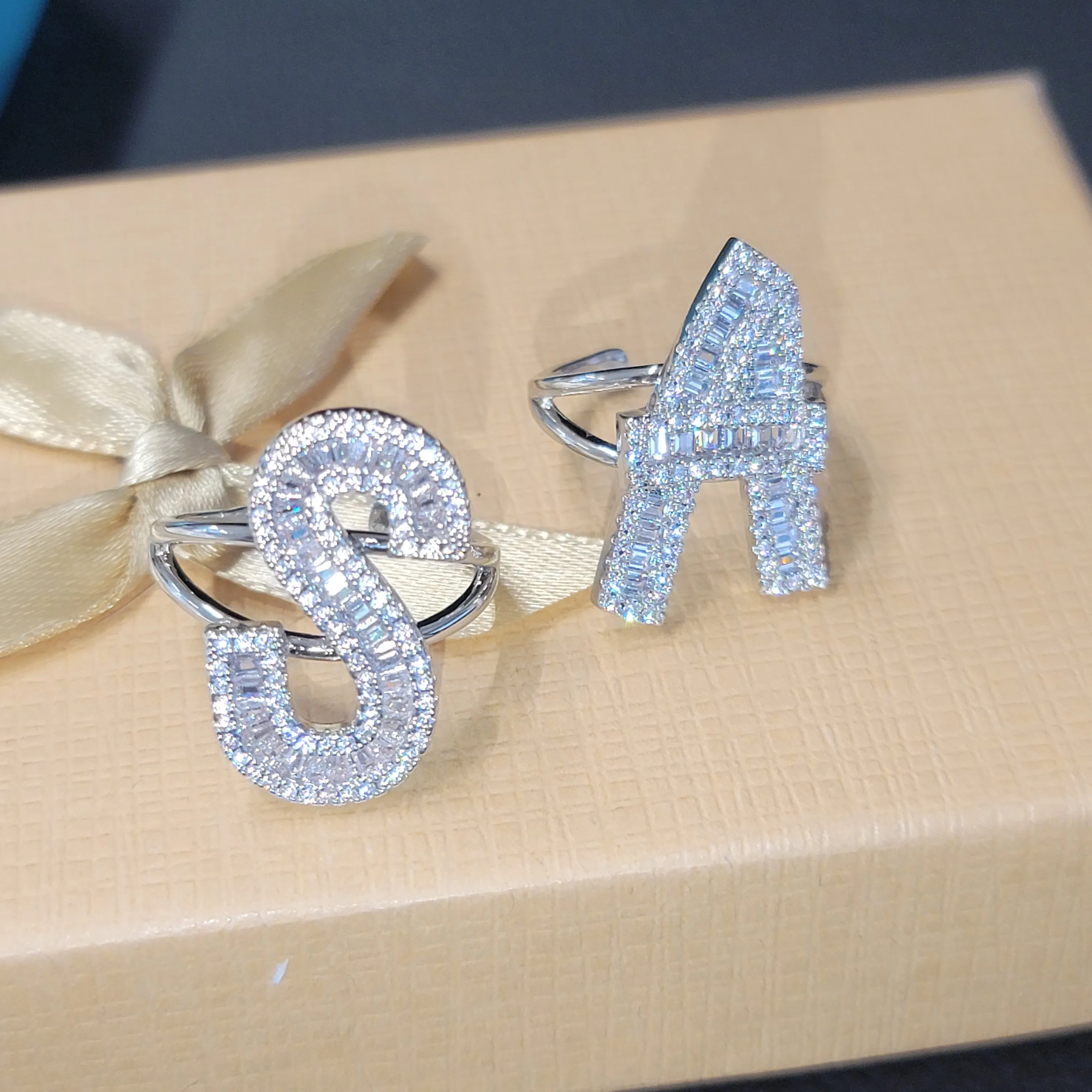 مخصص قابل للتعديل حجم الحروف والأرقام حلقة Presonalized الجليدية الرغيف الفرنسي الأولي خواتم مجوهرات هدايا للنساء الرجال عيد الميلاد