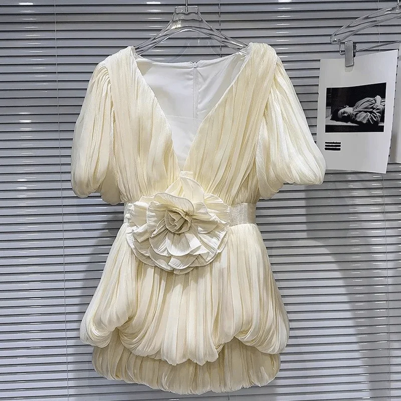 

2025 Summer French Sweet V-Neck Mini Dress for Women Floral Print Ruched Fabric Slim Fit Short Dress Trending Influencer Style