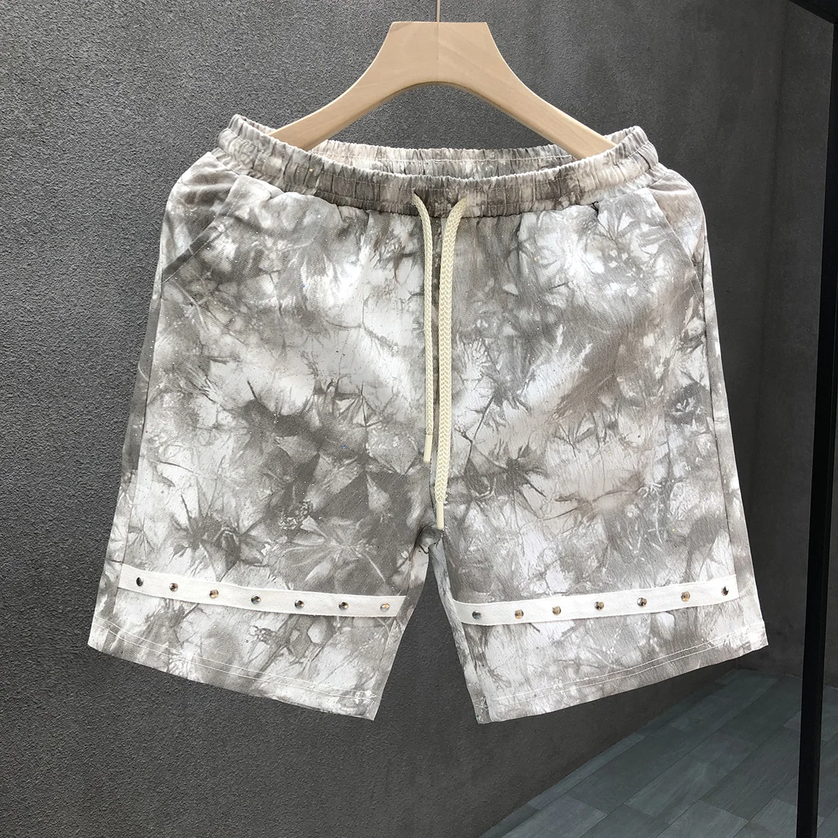 Korean Summer New Fashion Printed Rivet Shorts Handsome Sunshine Men's Loose and Versatile Casual Drawstring Five-point Pants