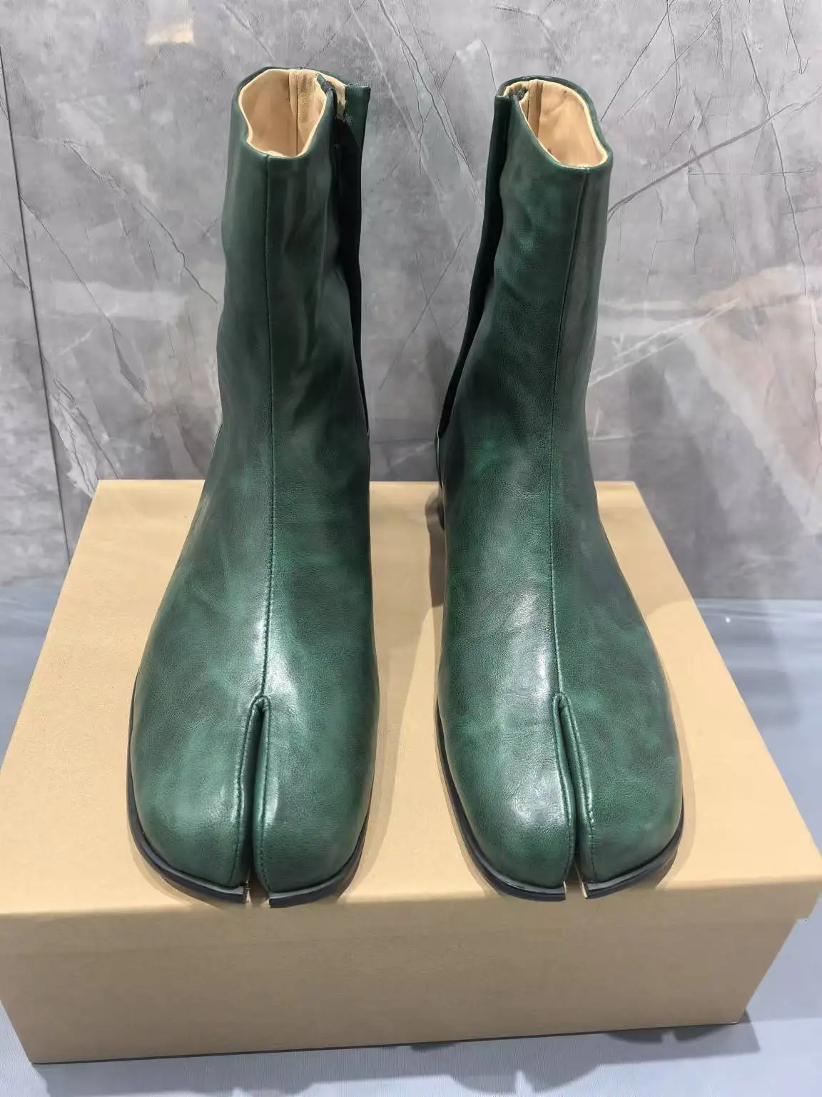 أحذية من الجلد الأخضر لمنتصف الساق مع كعب مسطح فريد من نوعه للراحة ومتعدد الاستخدامات للارتداء اليومي ونزهات غير رسمية بمظهر للأمام #2