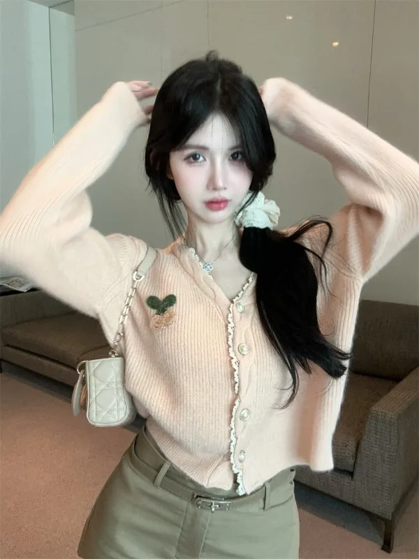 

Корейский стиль: Вязаный кардиган с V-образным вырезом, кружевной отделкой и вышивкой вишней, мягкий и уютный, женский, осенне-зимний, вязаный топ