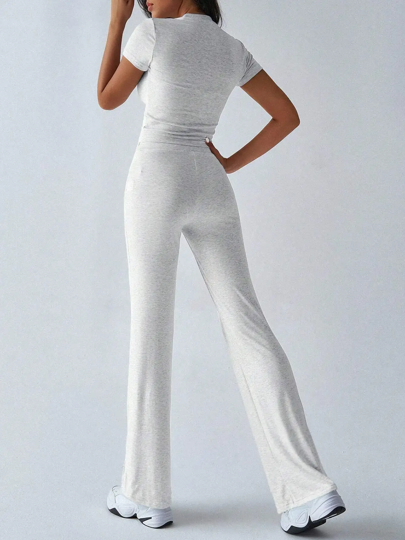 

Женский летний повседневный комплект в стиле Y2K: топ с круглым вырезом и короткими рукавами и прямые брюки.