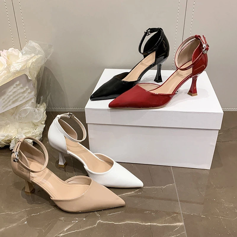 أحذية جديدة للربيع والصيف بكعب عالٍ: صندل أنيق بمقدمة مدببة وحزام واحد مفتوح الجوانب وكعب مغلق.