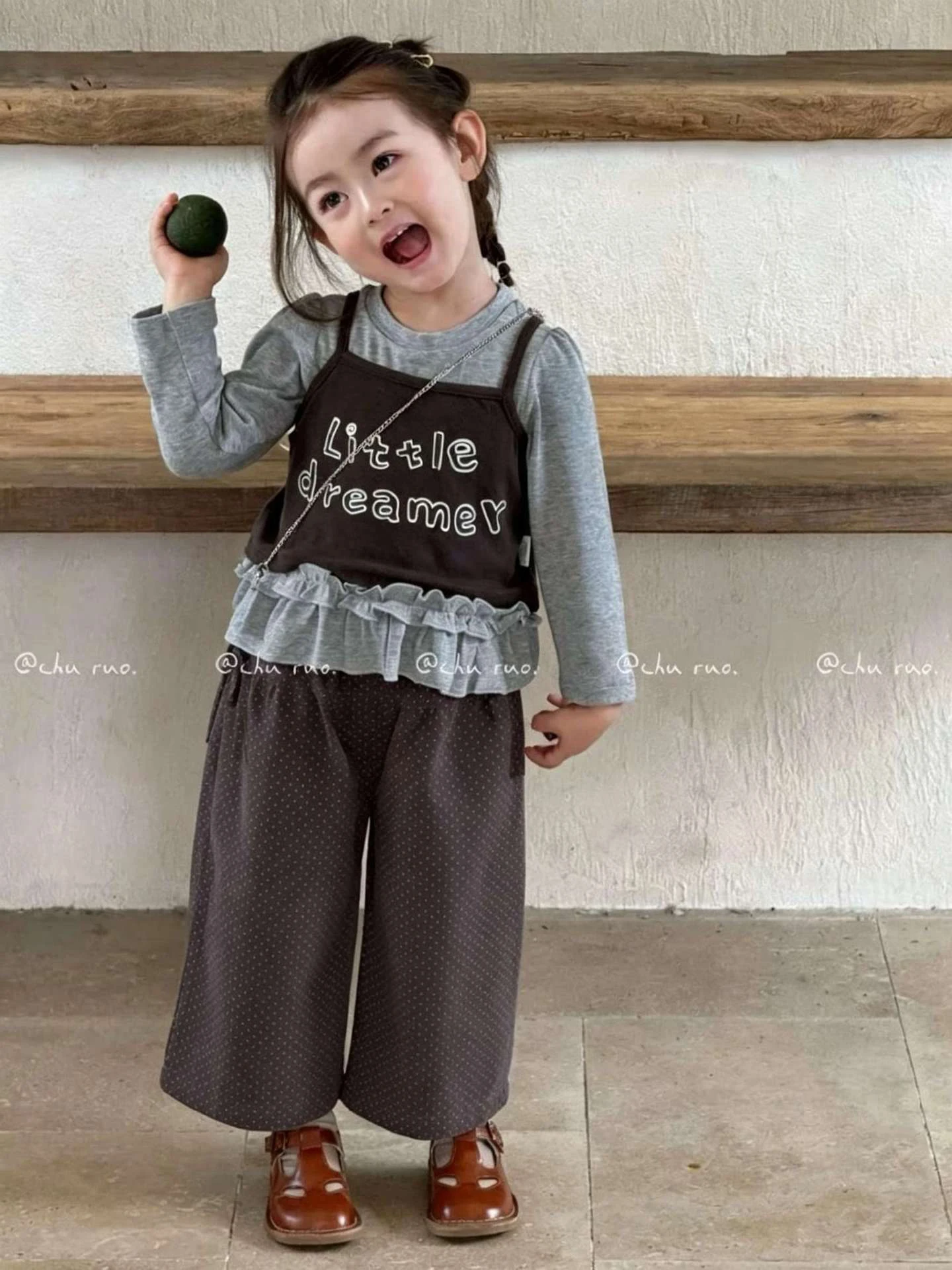 Baby-Mädchen-Set, 2-teilig, Oberteil + Hose, 2026, neues Herbst-Modell, mit Buchstabenmuster, Rüschenabschluss, Pullover, gepunktete Hose, lässige Kinder-Outfits – Detail 2