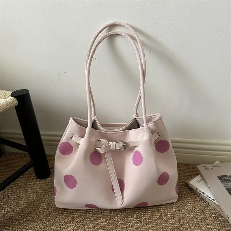 Gepunktete Schultertasche mit großer Kapazität und Schnallendesign für den täglichen Arbeitsweg und Einkauf. – Detail 10