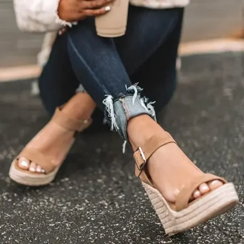 Damen Candy-Farbene Casual Slip-On Sandalen mit Riemen, Übergrößen 2026 Sommer Keilabsatz Plateau Hanfschuhe für Frauen