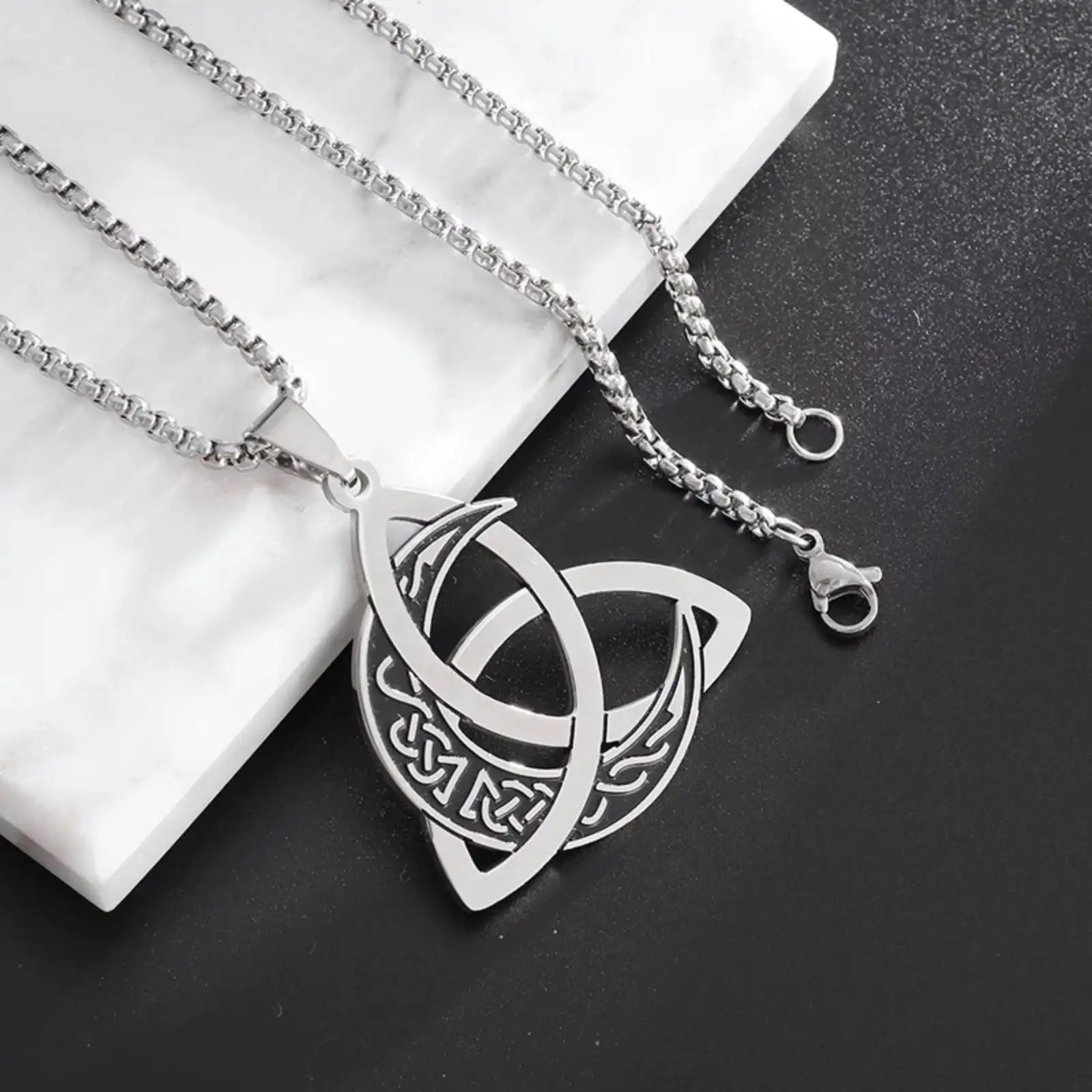 Edelstahl Halskette mit keltischem Dreifachknoten und Mond, Damen Herren Amulett, irisches Symbol, Schmuck, Geschenk – Detail 2