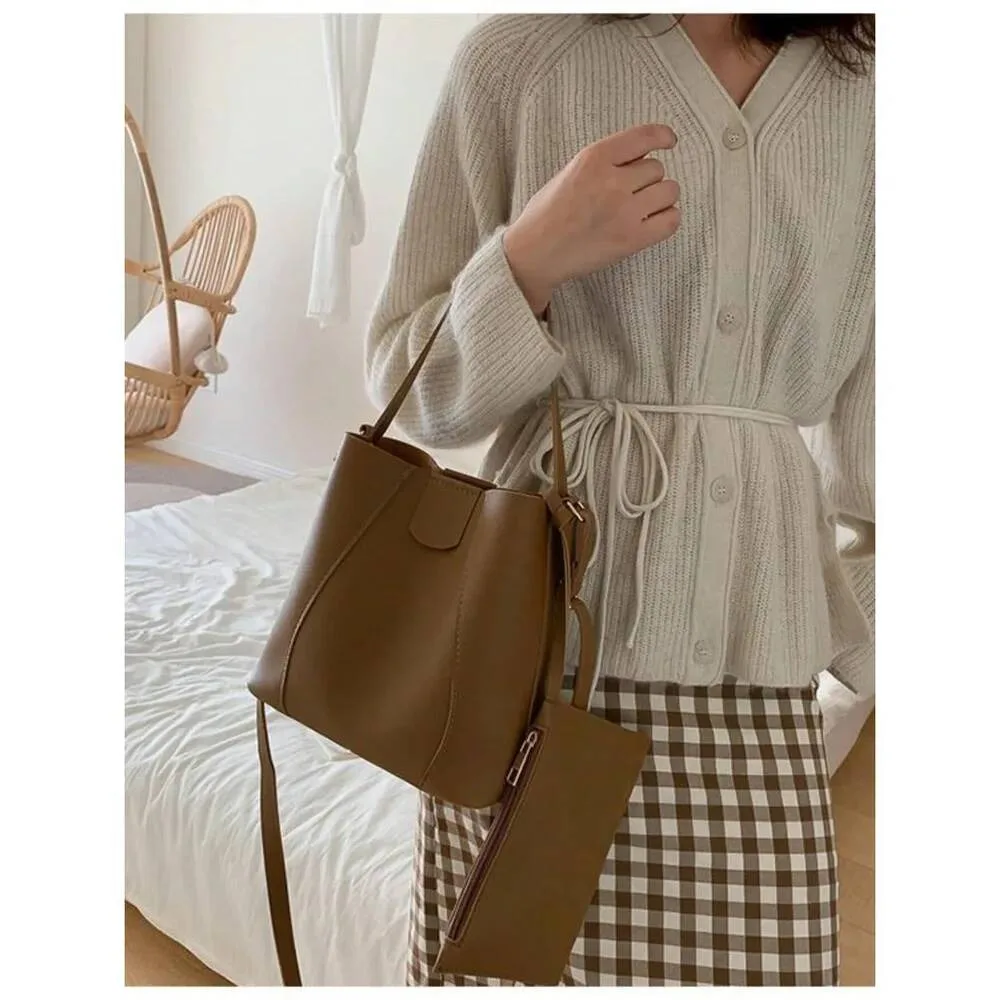 

A ladies' genuine leather wide-mouth bag with small compartments. It can be matched with any clothing. It has a large capacity.