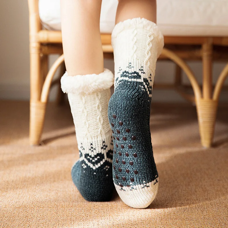 Calcetines de invierno de chenilla para mujer, calcetín cálido de maternidad para dormir, calentador de piernas de tubo medio, pantuflas de alfombra, navidad