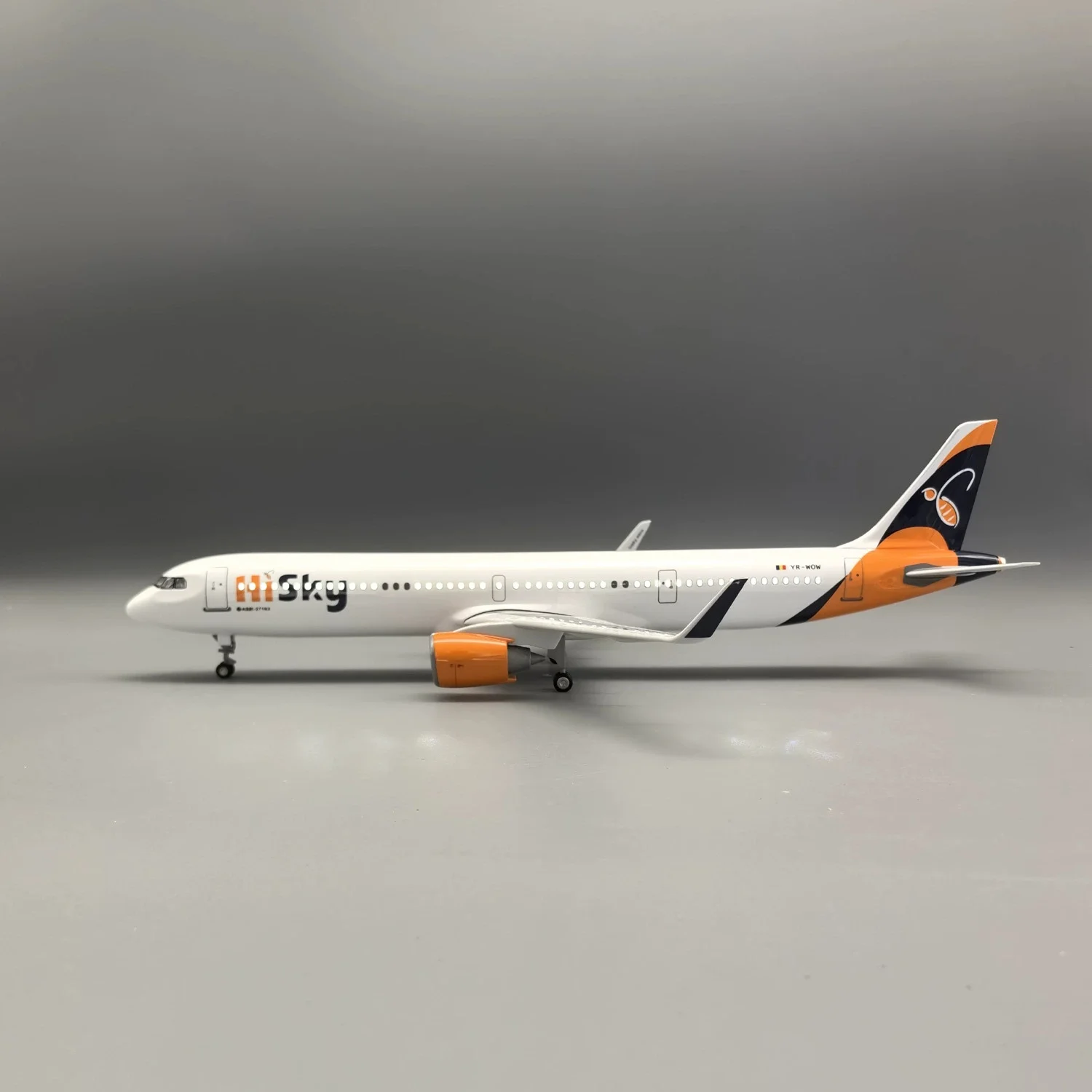 

44cm 1:100 Scale Collectible Plane A321neo HiSky Europ Airlines A321 Plane Model Resin Aircraft Model With LED Airplane Table De