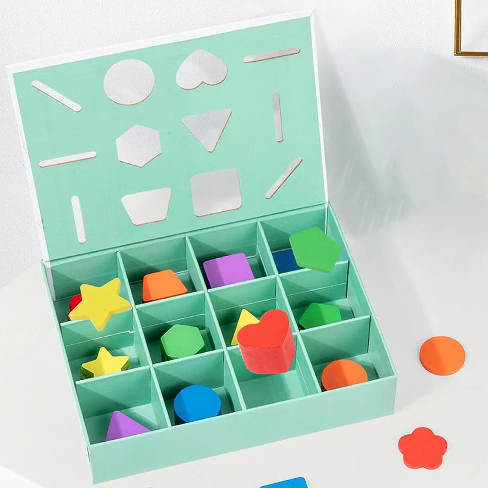 Aprendendo reconhecimento de cores através de brinquedo de classificação de cores para crianças meninos