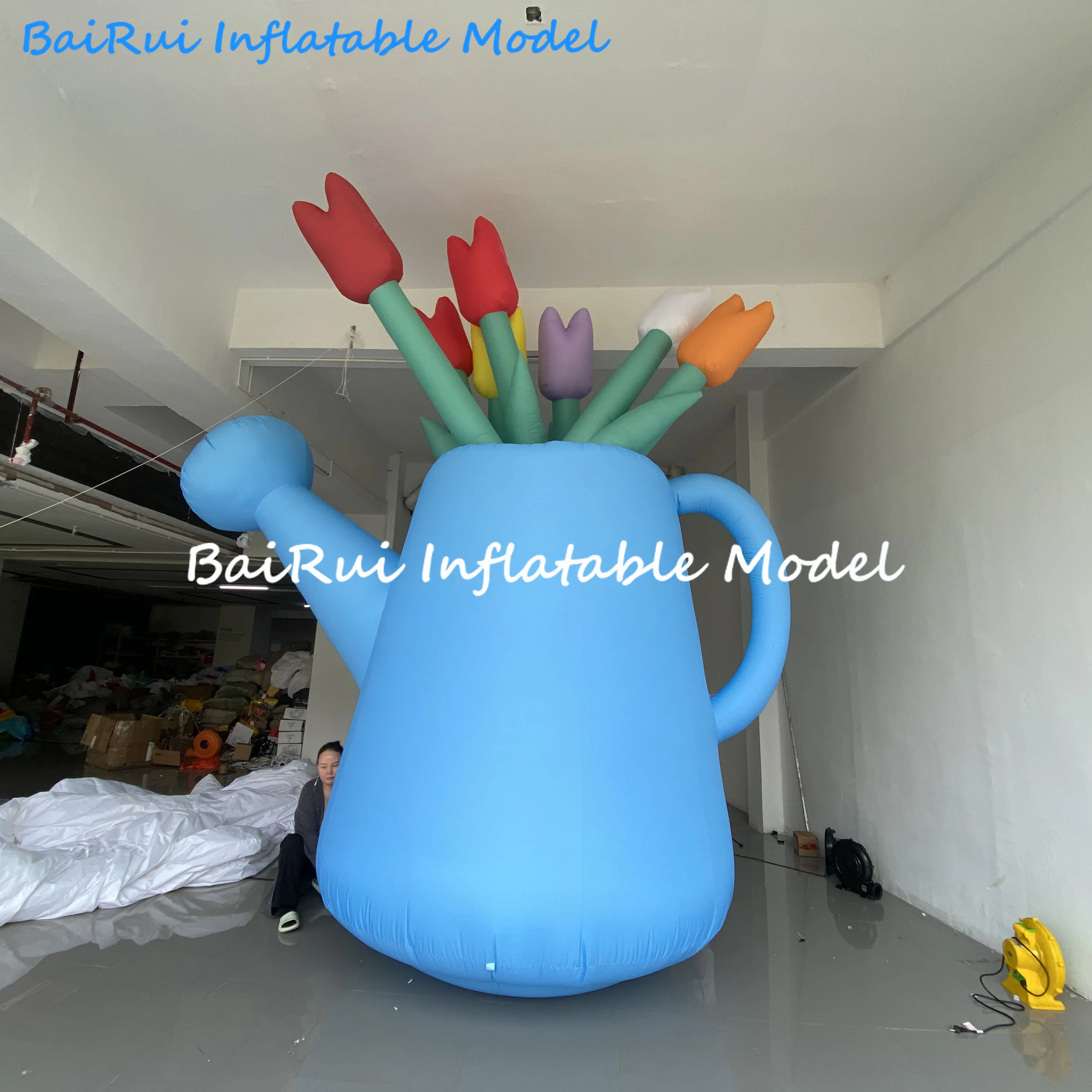 巨大なインフレータブルフラワー、じょうろ付き、エアブロー、春の屋外装飾小道具、花屋の広告小道具、ビジネス用