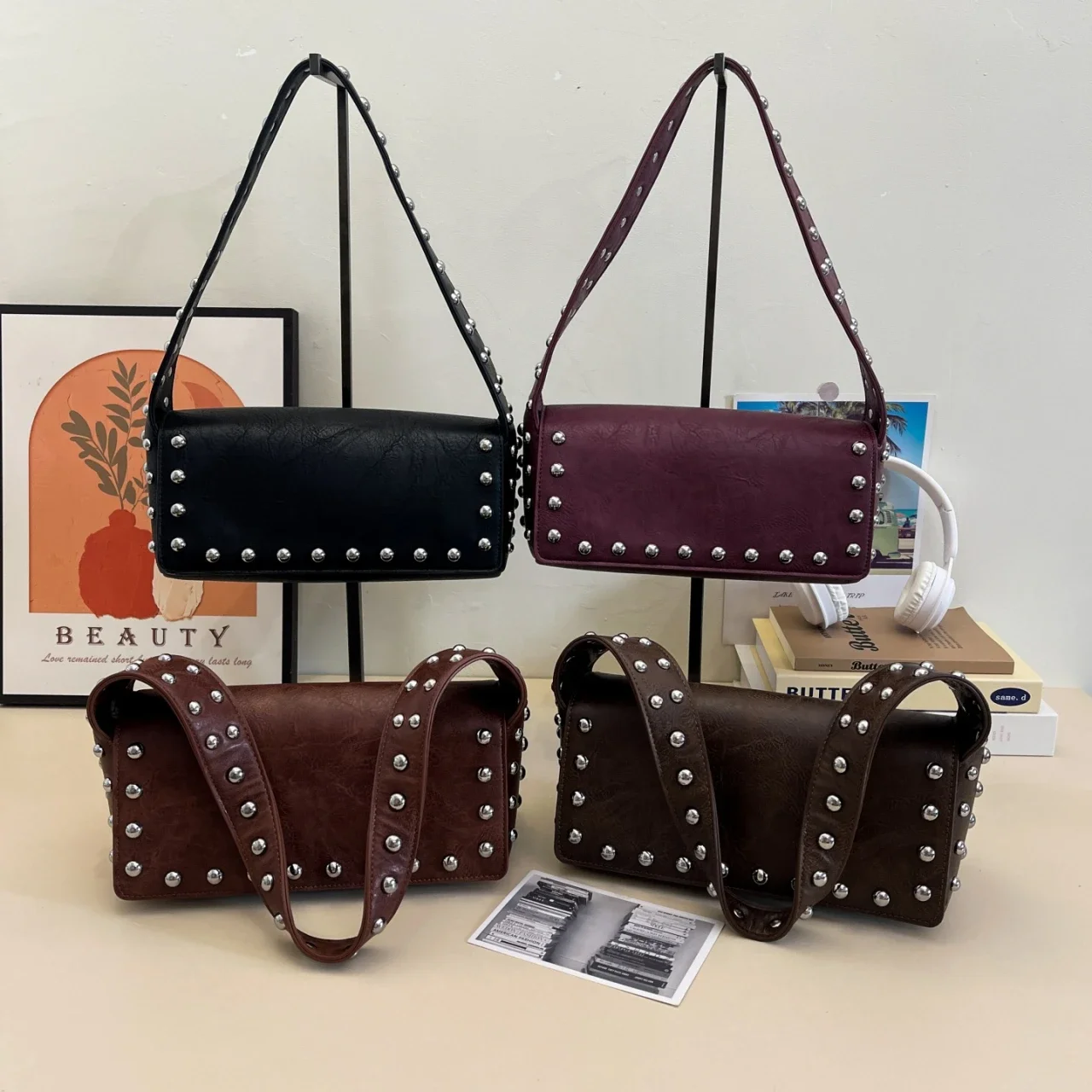 موضة الإبط حقائب اليد المسامير تصميم نصف القمر حقائب كتف 2025 الأسود الشرير نمط تحت الإبط حقيبة يد ومحفظة