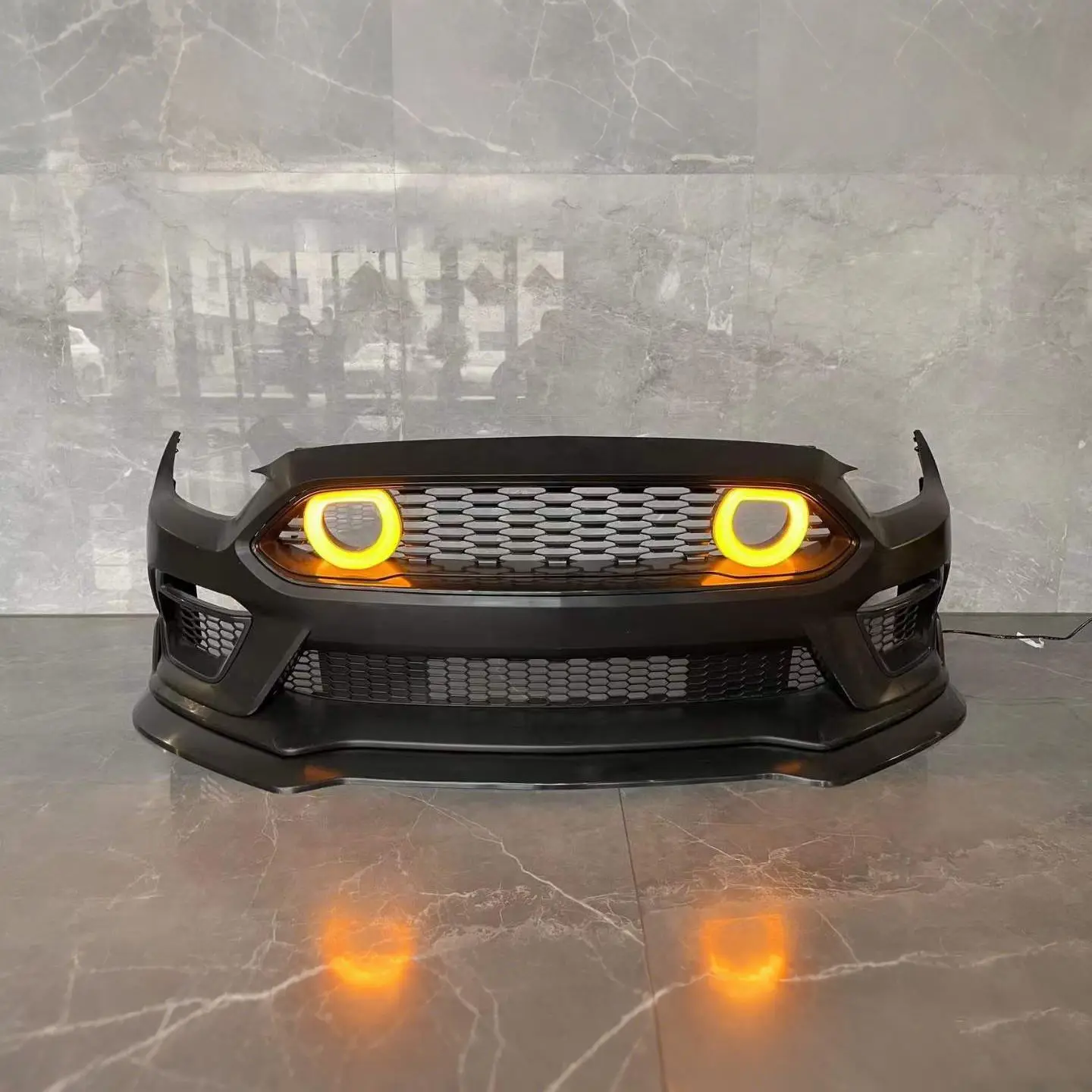 

Передний бампер подходит для переднего бампера с подсветкой MUSTANG 15-17/18-23 MUSTANG MACH 1-СТИЛЬ