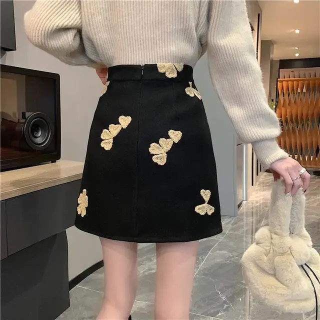 

Embroidered Woolen Skirt 2024 Autumn Winter New Female Niche Design Sense High Waist Slim A-Word Hip Skirt