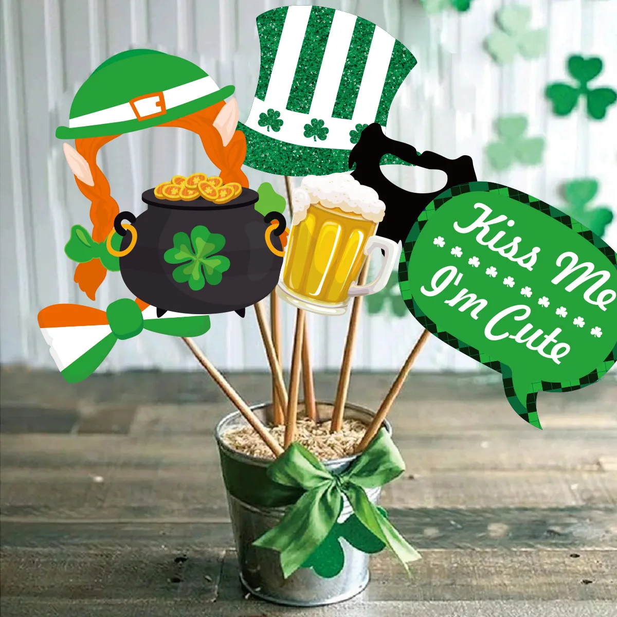 28Pcs/Set Green Clover St. Patrick's Day Theme Party Photo Props for Irish Lucky Festival National Day Shamrock Party Decoration