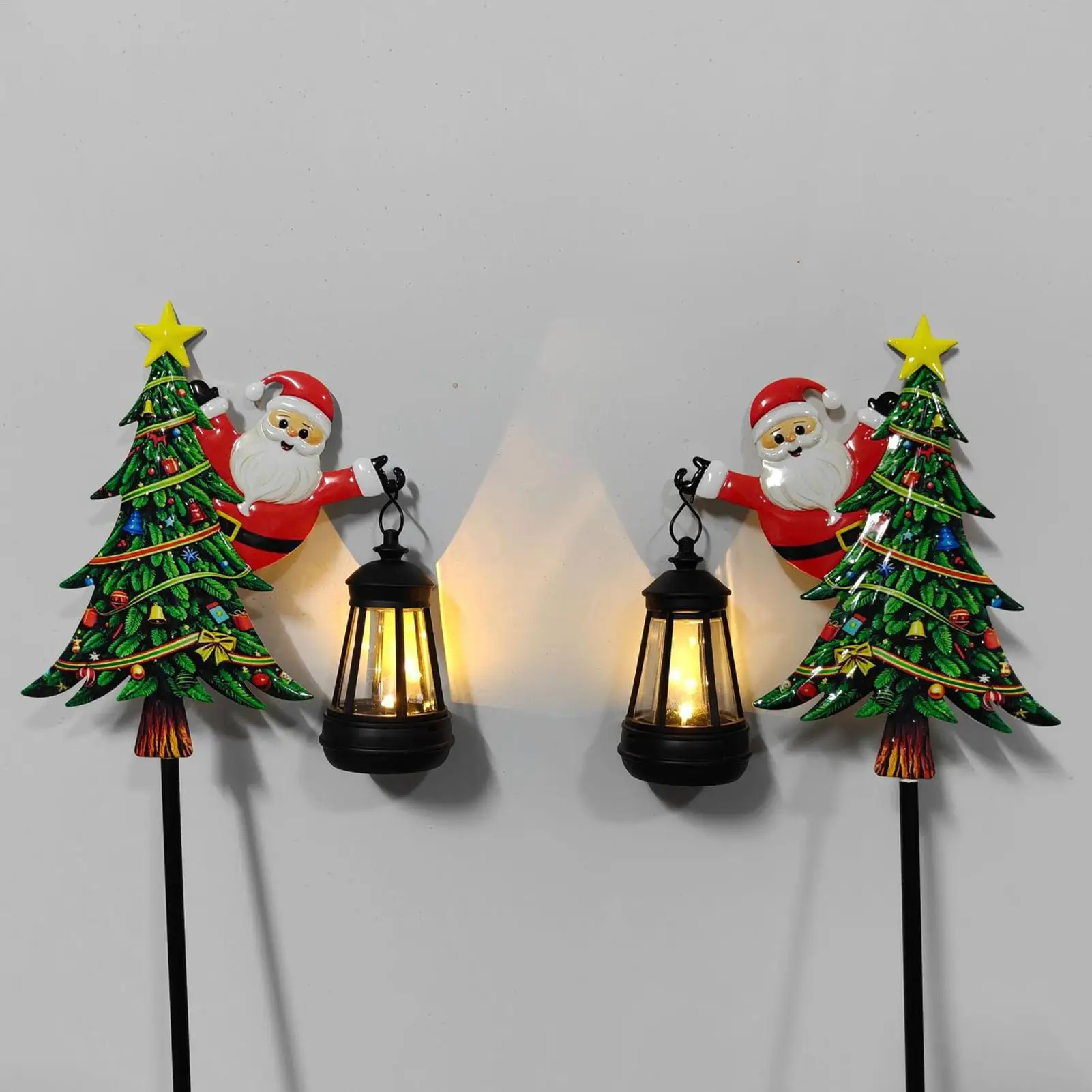 クリスマスソーラー式ガーデンライト2個入り。木やサンタクロースの形をしたランタンで、玄関や庭の通路を彩る装飾用ライト。ご自宅や庭を飾るのに最適。