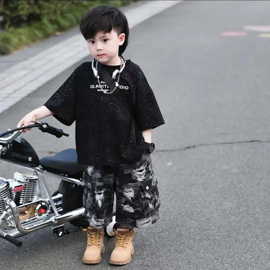 Summer New Boys\' Black Sparkling Letter With Stars Print Fashion Short Sleeve Tops Short Cargo Pants Korea Street Suits