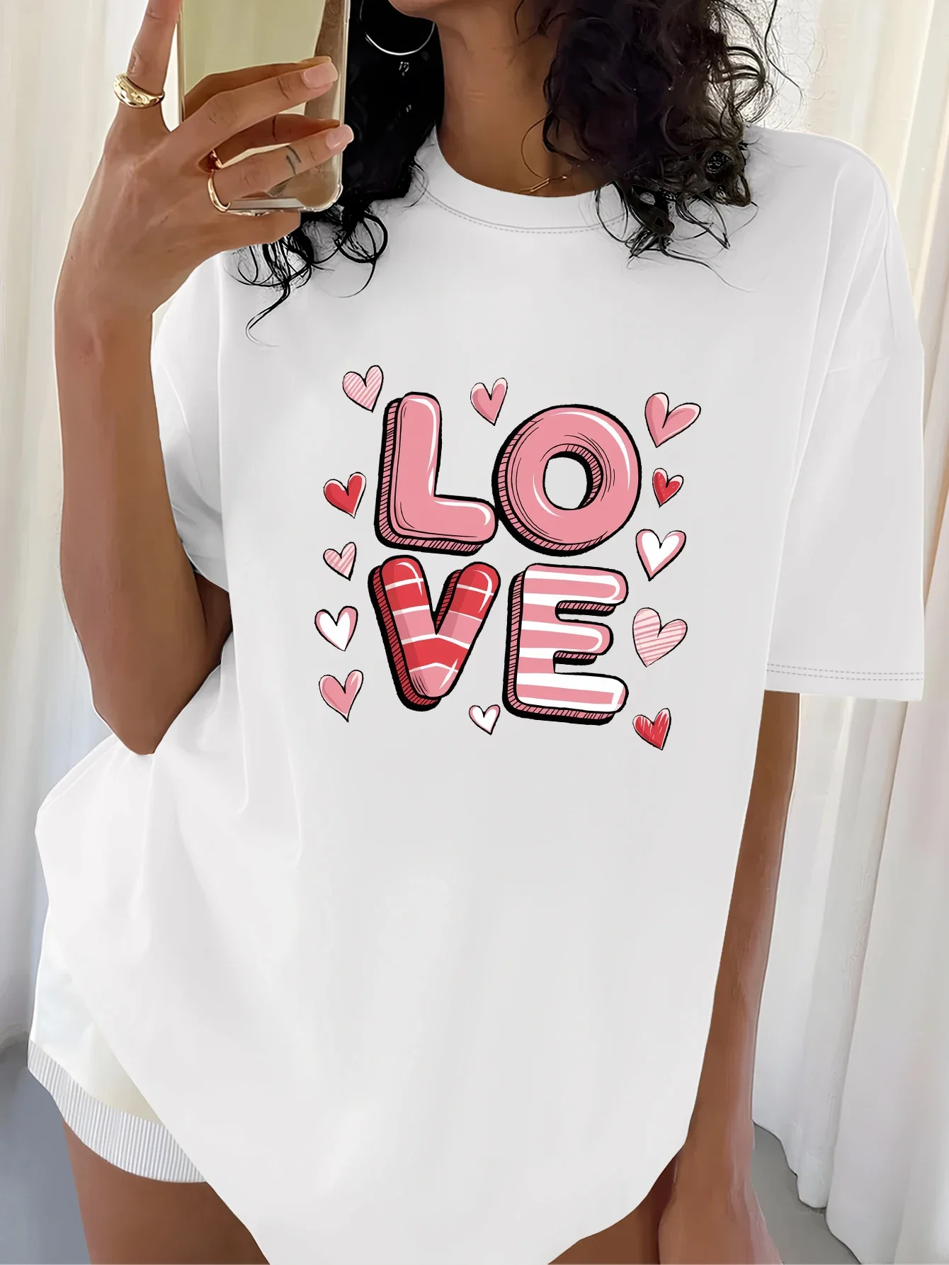 Aufdruck für romantische und liebevolle Anlässe – Tops für Damenbekleidung, weißes Grafik-T-Shirt mit „LOVE“-Herz-Themen-Streetwear