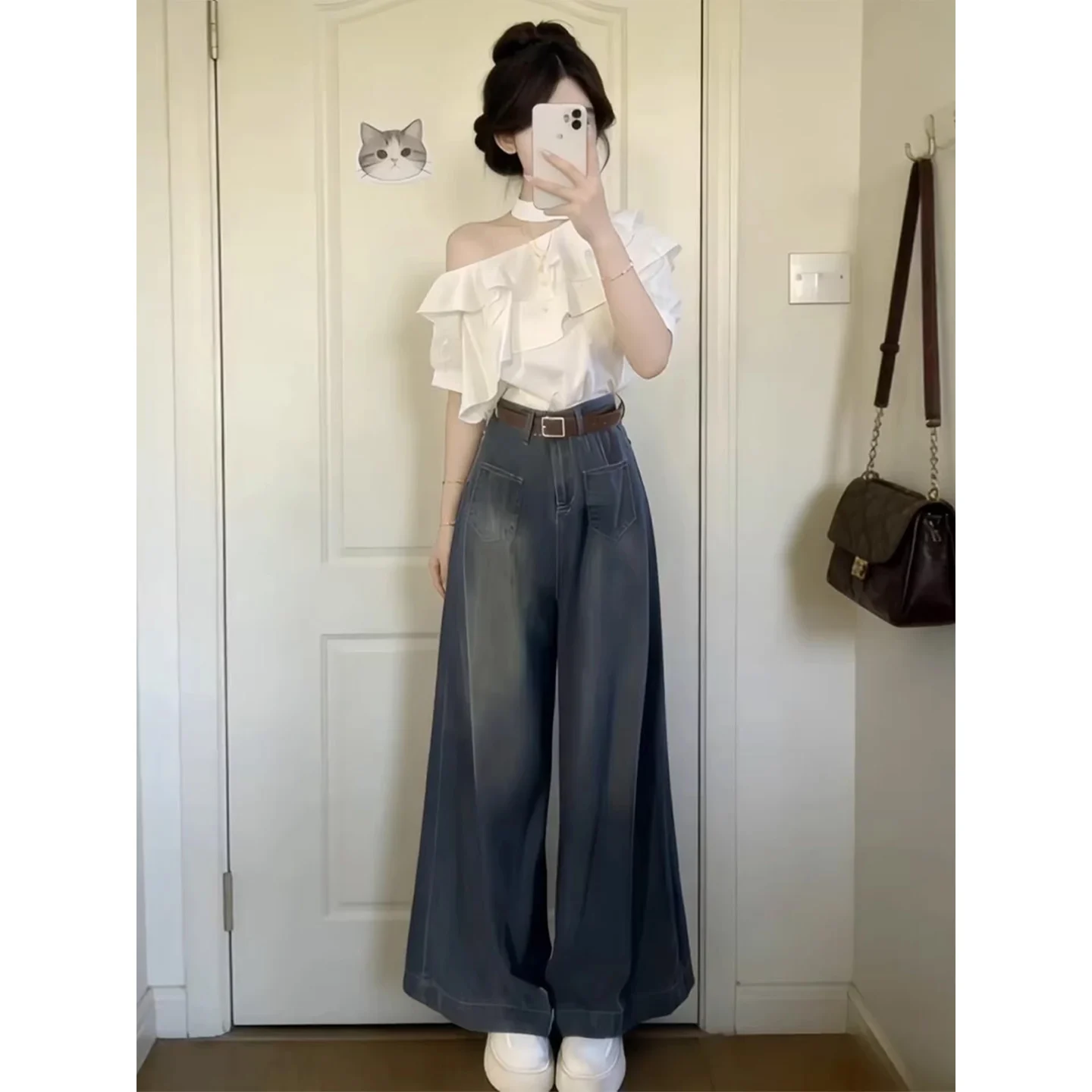 

Белая женская летняя рубашка с коротким рукавом 2026: Новинка, уникальный красивый дизайн, стильный крой на плечах, дышащий полиэстер